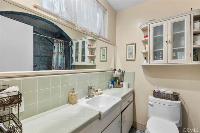 9253 Hayvenhurst Avenue, North Hills, CA 91343