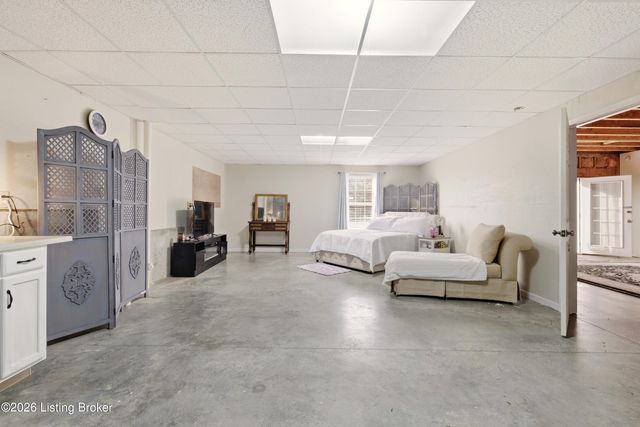 7526 Autumn Pointe Dr, Louisville, KY 40214