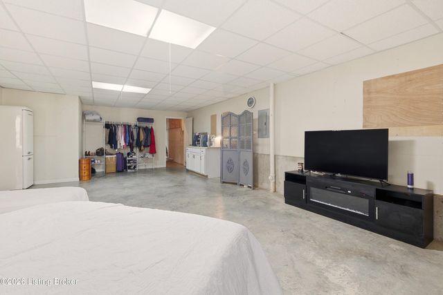 7526 Autumn Pointe Dr, Louisville, KY 40214