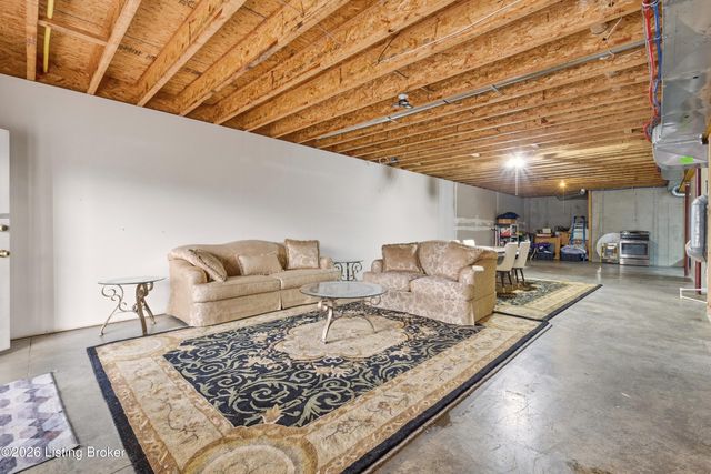 7526 Autumn Pointe Dr, Louisville, KY 40214