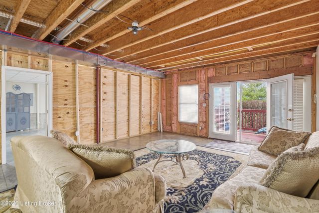 7526 Autumn Pointe Dr, Louisville, KY 40214