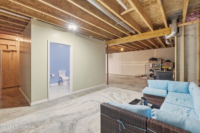 7526 Autumn Pointe Dr, Louisville, KY 40214