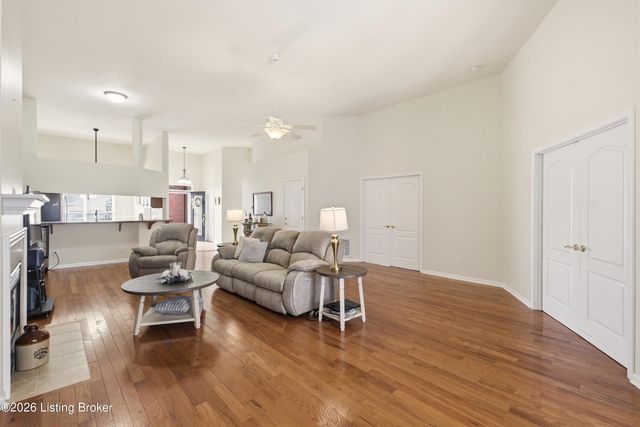 7526 Autumn Pointe Dr, Louisville, KY 40214