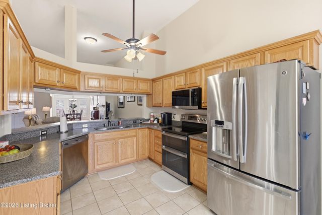 7526 Autumn Pointe Dr, Louisville, KY 40214