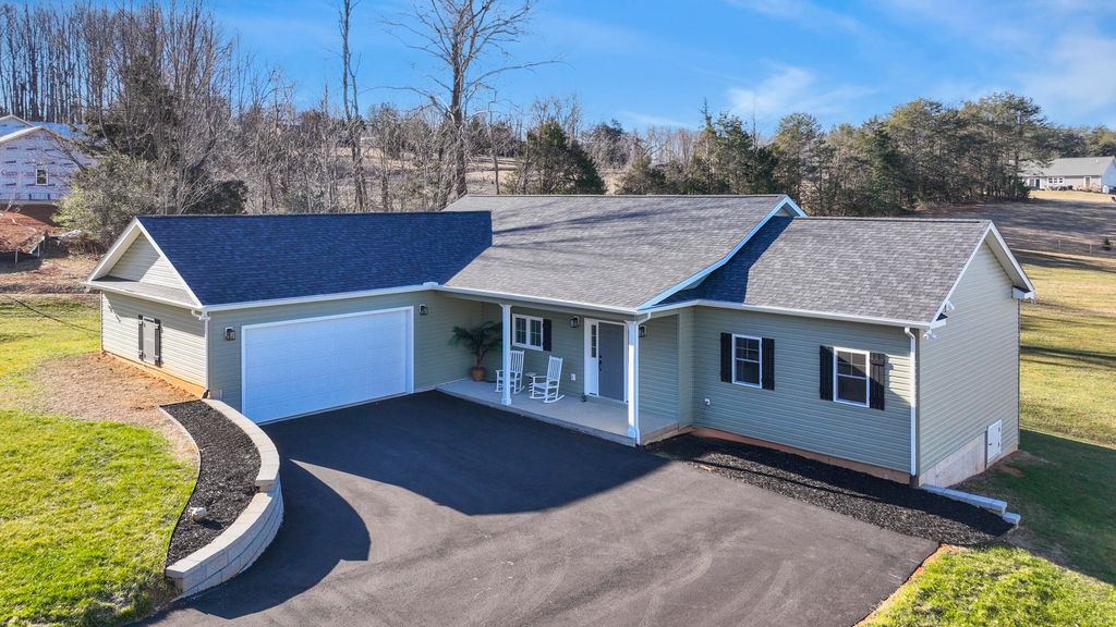 81 Belvior CIR, Moneta, VA 24121