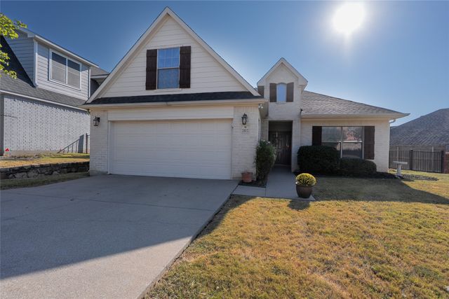 2812 Greenway Drive, Burleson, TX 76028