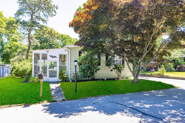 525 Riverleigh Avenue 106, Riverhead, NY 11901