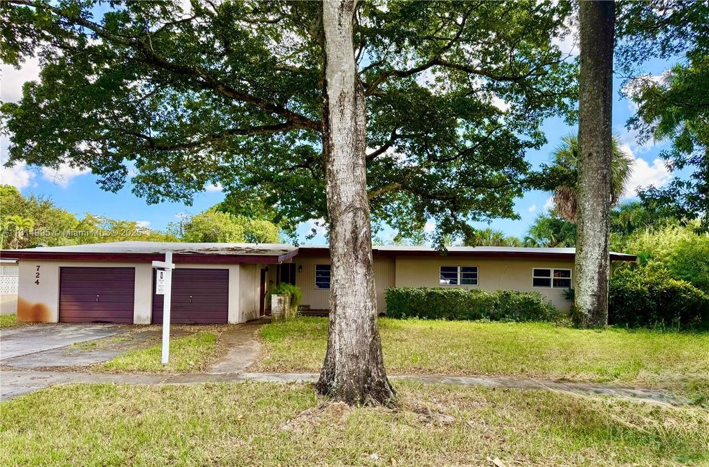 724 Garden Ct, Plantation, FL 33317