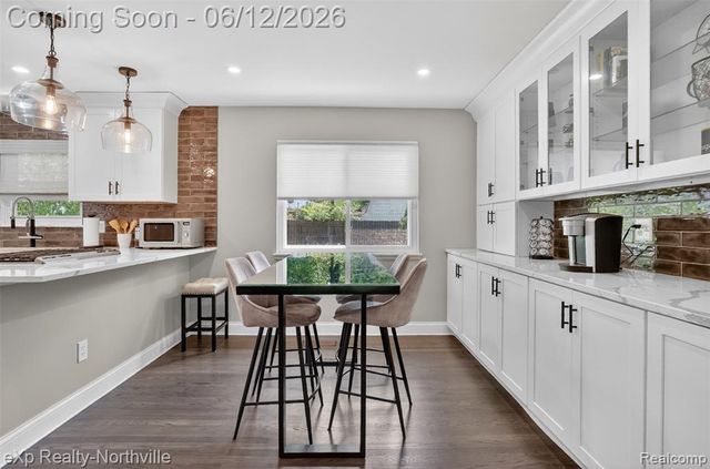 33083 Broadmoor Court, Livonia, MI 48154