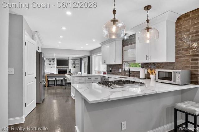 33083 Broadmoor Court, Livonia, MI 48154