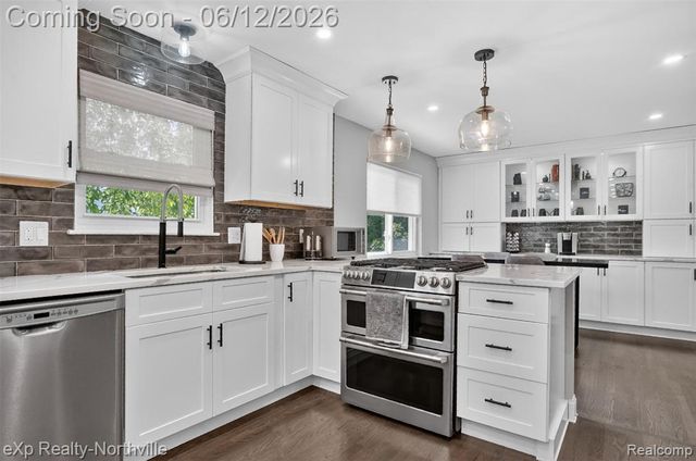 33083 Broadmoor Court, Livonia, MI 48154