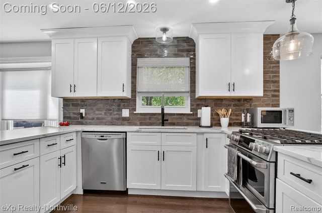 33083 Broadmoor Court, Livonia, MI 48154