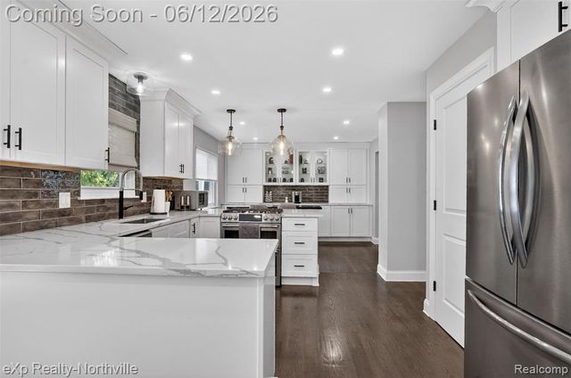 33083 Broadmoor Court, Livonia, MI 48154