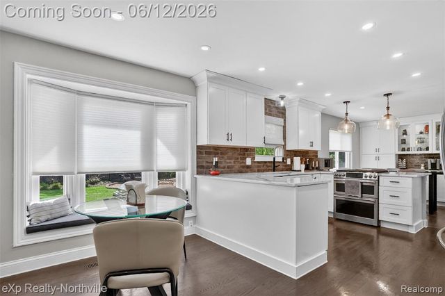 33083 Broadmoor Court, Livonia, MI 48154