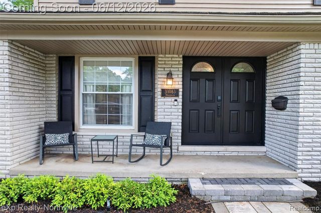 33083 Broadmoor Court, Livonia, MI 48154