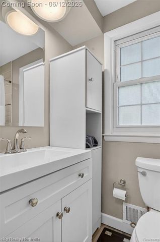33083 Broadmoor Court, Livonia, MI 48154