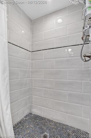 33083 Broadmoor Court, Livonia, MI 48154
