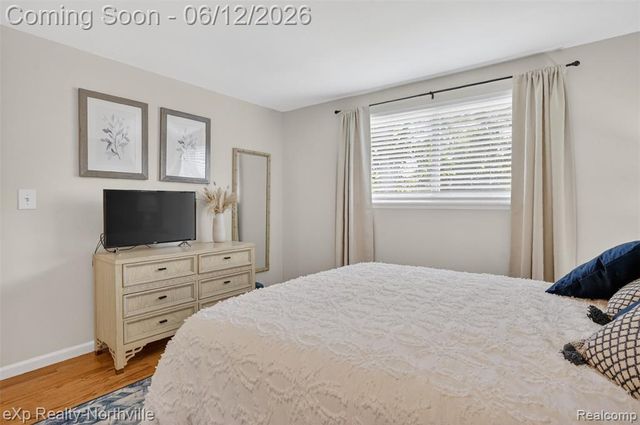 33083 Broadmoor Court, Livonia, MI 48154