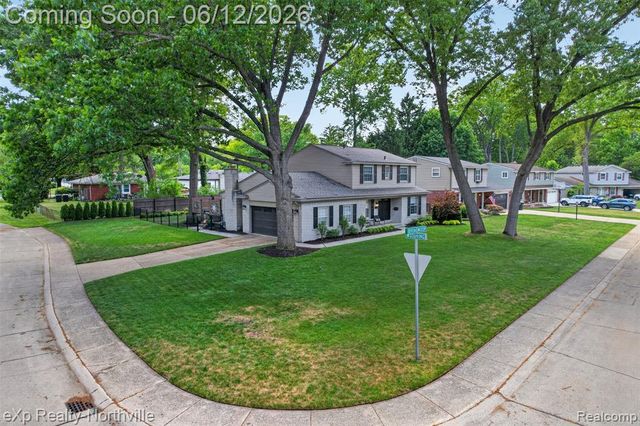 33083 Broadmoor Court, Livonia, MI 48154