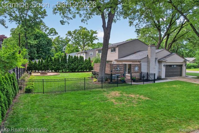 33083 Broadmoor Court, Livonia, MI 48154