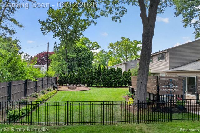 33083 Broadmoor Court, Livonia, MI 48154