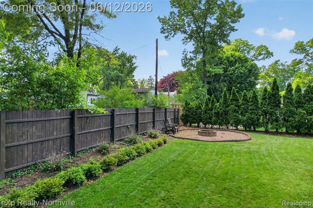 33083 Broadmoor Court, Livonia, MI 48154