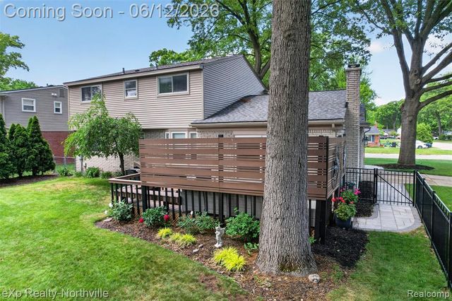33083 Broadmoor Court, Livonia, MI 48154