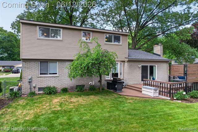 33083 Broadmoor Court, Livonia, MI 48154