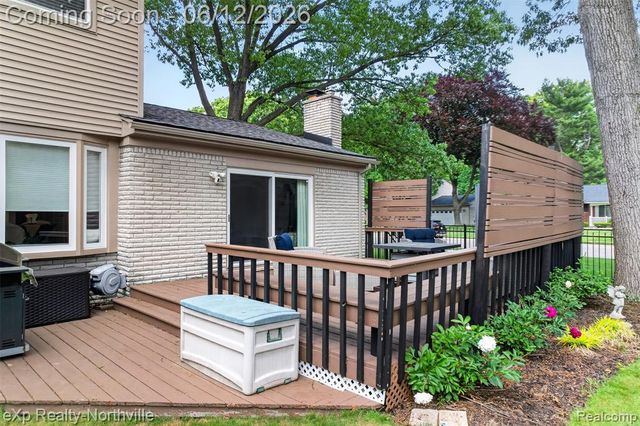 33083 Broadmoor Court, Livonia, MI 48154