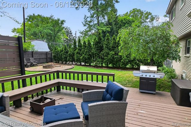 33083 Broadmoor Court, Livonia, MI 48154