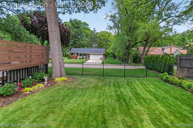 33083 Broadmoor Court, Livonia, MI 48154