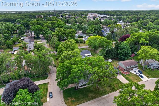 33083 Broadmoor Court, Livonia, MI 48154