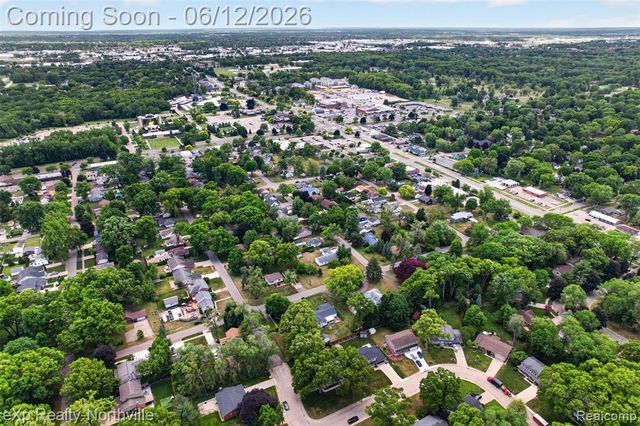 33083 Broadmoor Court, Livonia, MI 48154
