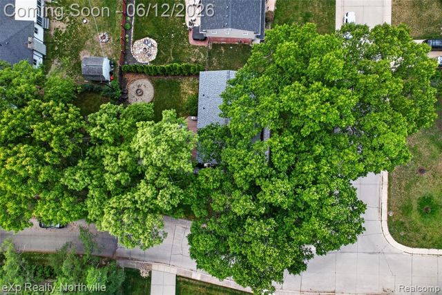 33083 Broadmoor Court, Livonia, MI 48154