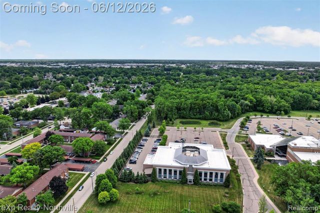 33083 Broadmoor Court, Livonia, MI 48154
