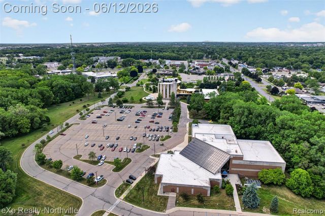 33083 Broadmoor Court, Livonia, MI 48154