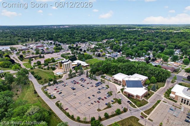33083 Broadmoor Court, Livonia, MI 48154