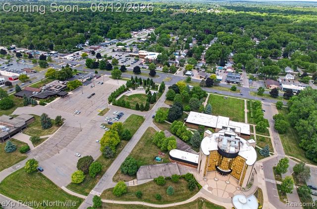 33083 Broadmoor Court, Livonia, MI 48154