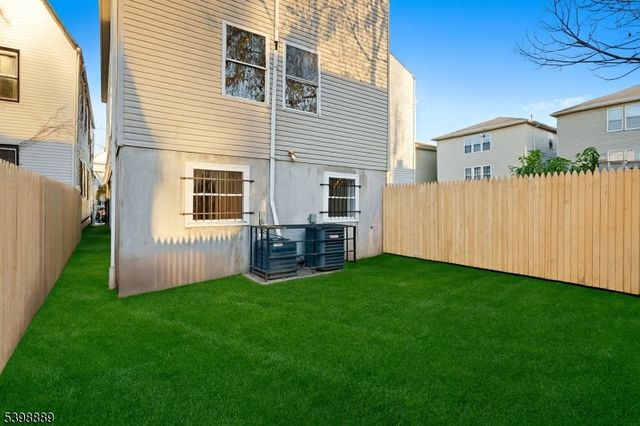 14 Willoughby St, Newark City, NJ 07112