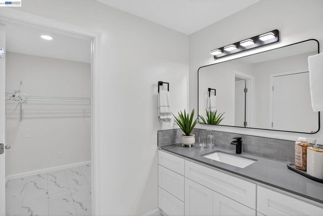350 Elysian Fields Dr, Oakland, CA 94605