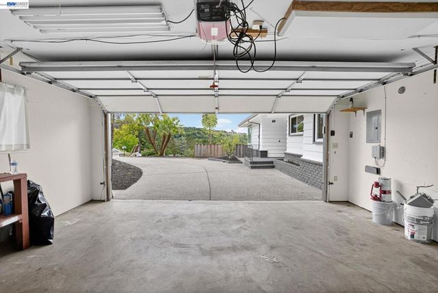350 Elysian Fields Dr, Oakland, CA 94605