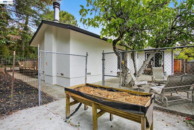 350 Elysian Fields Dr, Oakland, CA 94605