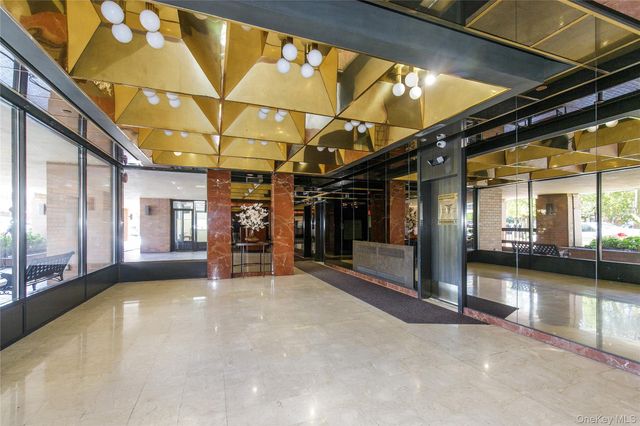 12 Bond Street 5A, Great Neck, NY 11021