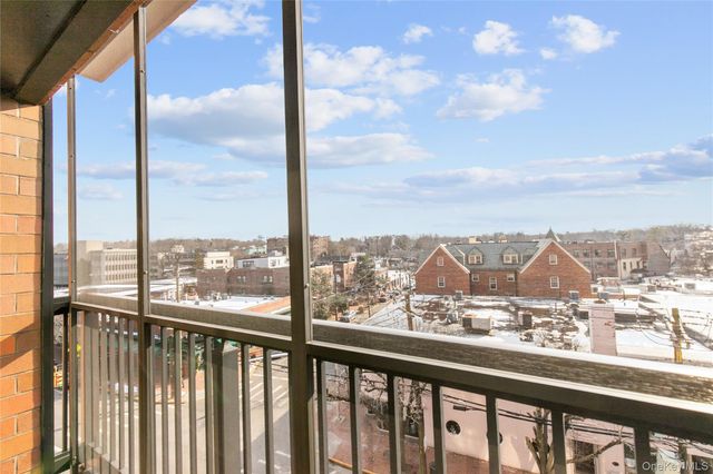 12 Bond Street 5A, Great Neck, NY 11021