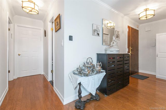 12 Bond Street 5A, Great Neck, NY 11021