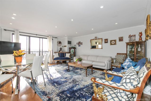 12 Bond Street 5A, Great Neck, NY 11021