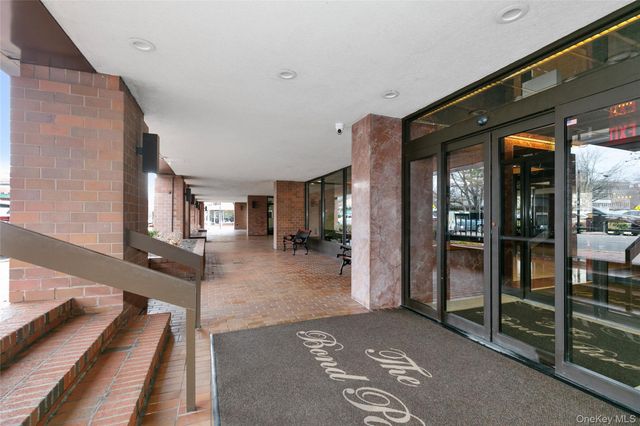 12 Bond Street 5A, Great Neck, NY 11021