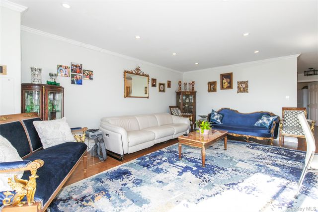 12 Bond Street 5A, Great Neck, NY 11021