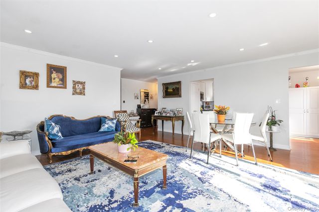 12 Bond Street 5A, Great Neck, NY 11021