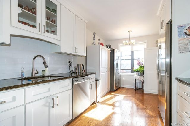 12 Bond Street 5A, Great Neck, NY 11021